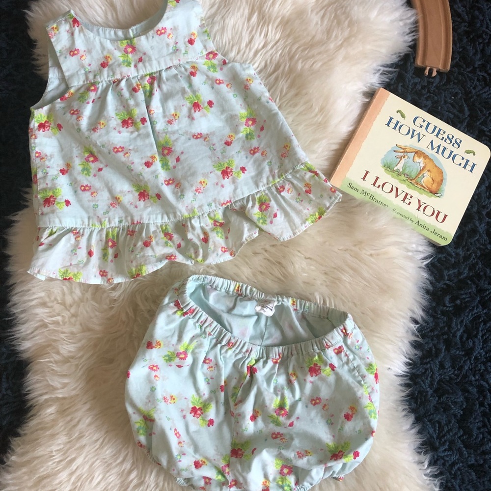 Adorable baby gap 6-12mo open back 2pc set